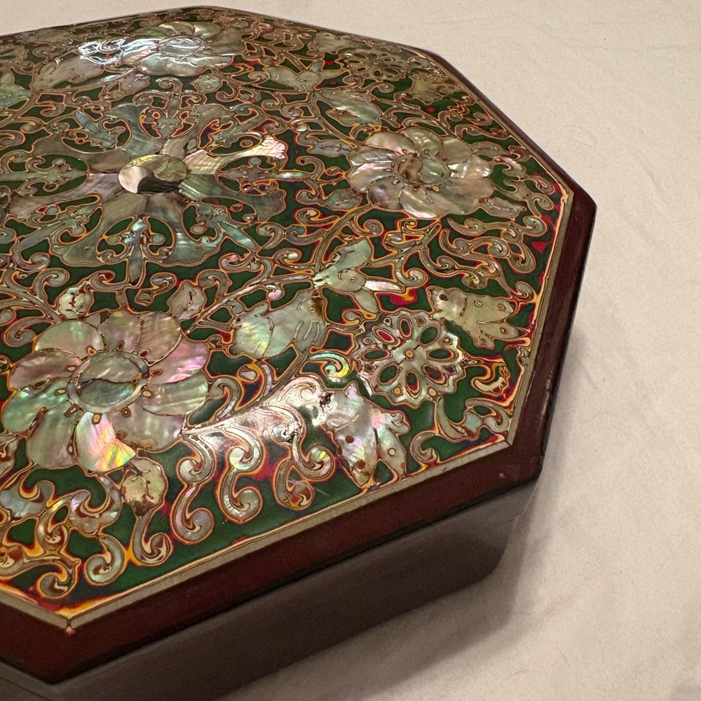 Stunning Vintage Korean Red Lacquer Octagon Mother of Pearl Jewelry Box Najeon - Picture 5 of 10
